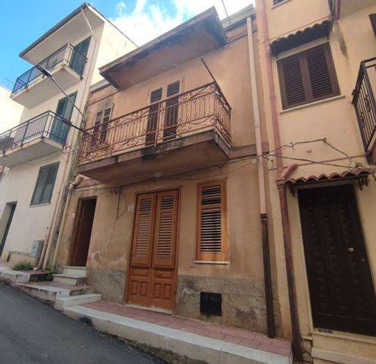 Casa con 5 locali in vendita in Via Trapani, Montelepre