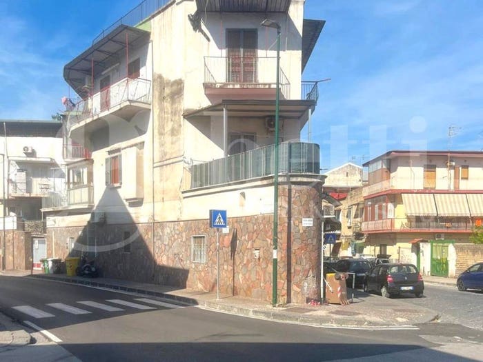 Appartamento trilocale in vendita in Viale Quattro Aprile, Capodichino, Napoli
