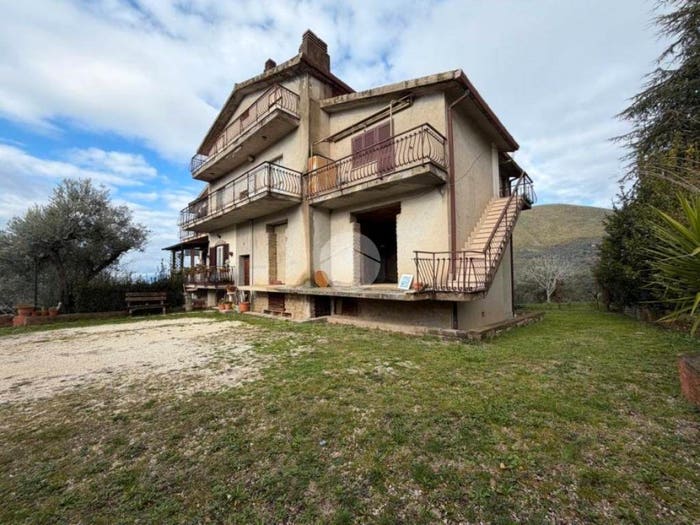 Appartamento quadrilocale in vendita in SP Acquaviva, Nerola