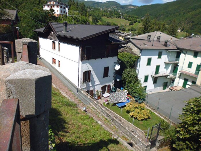Casa con 10 locali in vendita in Pievepelago