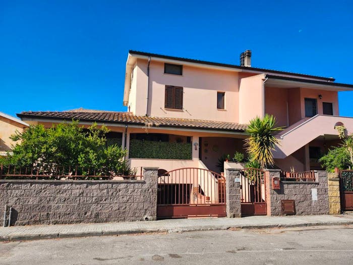 Casa con 6 locali in vendita in Via Emilio Lussu, Olmedo
