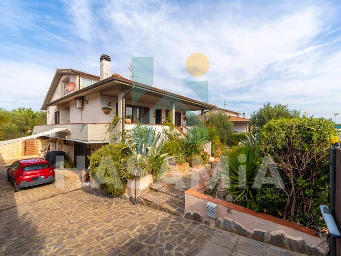 Casa con 6 locali in vendita in Viale Santa Maria Goretti, Rispescia, Grosseto