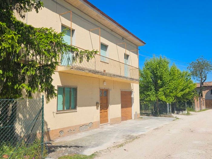 Casa con 6 locali in vendita in Viale Dante, Centro, Pergola