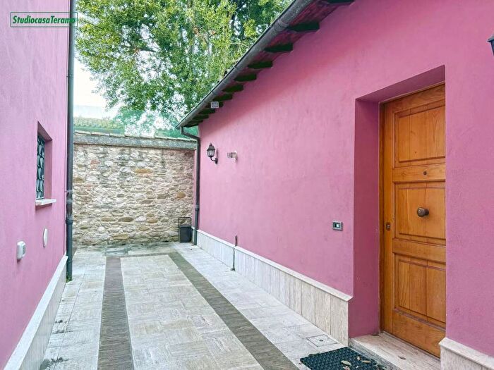 Appartamento quadrilocale in vendita in Vico Del Canto SNC, Centro, Teramo