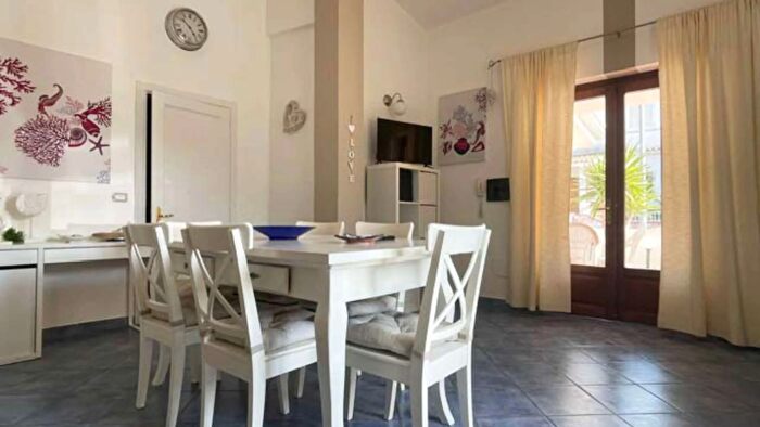 Casa con 13 locali in vendita in Torpe'