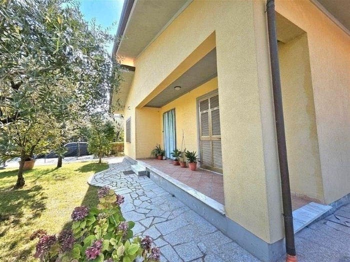 Casa quadrilocale in vendita in Via Podenzana, Marina di Massa Centro, Massa