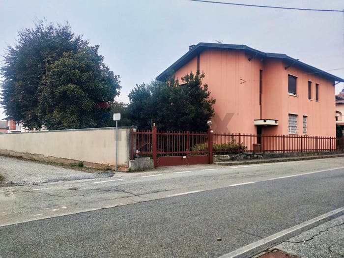 Casa con 6 locali in vendita in via IV Novembre, Benna