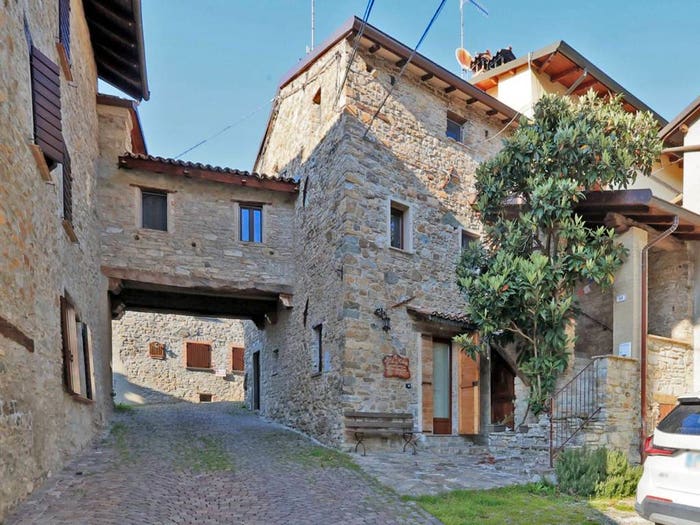 Casa con 5 locali in vendita in Via Cerezzola, Canossa