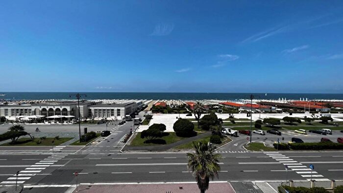 Appartamento con 7 locali in vendita in Viale Alfredo Belluomini, Viareggio