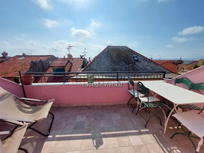 Appartamento quadrilocale in vendita in Via Colombo, Centro, Finale Ligure
