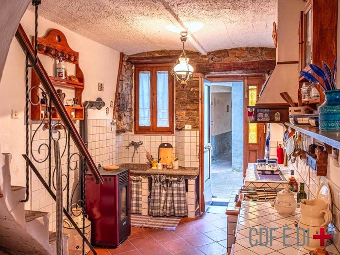 Casa trilocale in vendita in Vicolo Rabezzana, Centro, Castell'Azzara