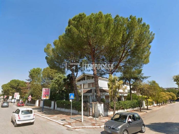 Appartamento con 6 locali in vendita in Via Bozzelli Francesco Paolo, San Ciro Stadio, Foggia