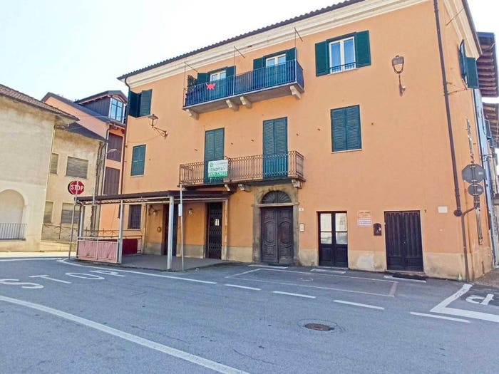 Appartamento quadrilocale in vendita in Piazza Vittorio Emanuele II, Centro, Farigliano