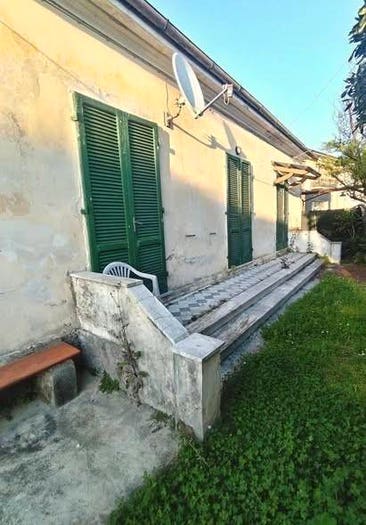 Casa con 6 locali in vendita in Via Aurelia Ovest, Castagnola, Massa