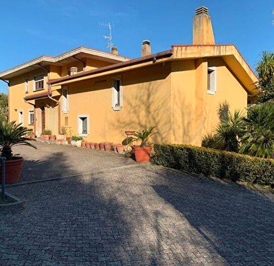 Casa con 6 locali in vendita in Via Leonardo Di Bona, Santa Maria, Catanzaro