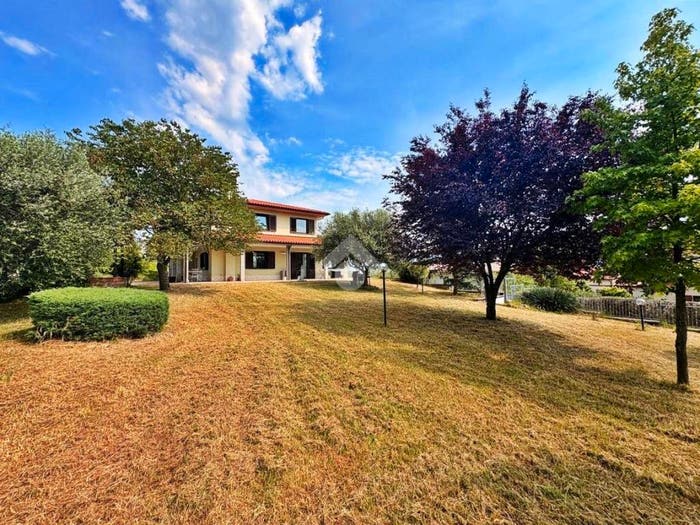 Casa con 6 locali in vendita in Via Don Tommaso Simonetti, San Pellegrino, Gualdo Tadino