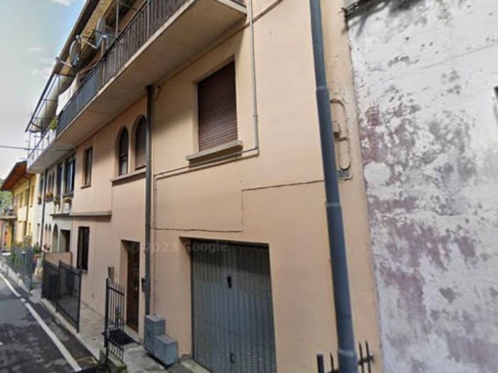 Casa con 6 locali in vendita in Via Pezzoli d'Albertoni, Leffe