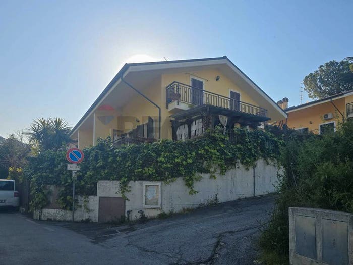 Casa con 6 locali in vendita in Strada Colle San Donato, Tirino, Pescara
