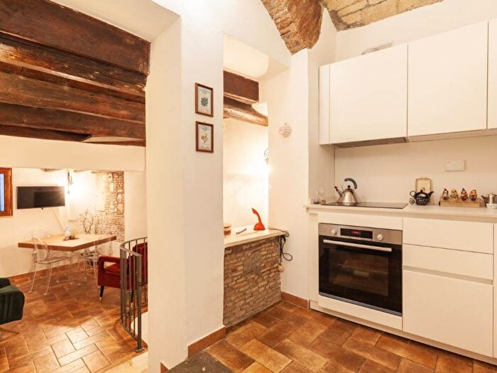 Appartamento trilocale in vendita in Via di Santa Maria de' Calderari, Ghetto Portico d'Ottavia, Roma