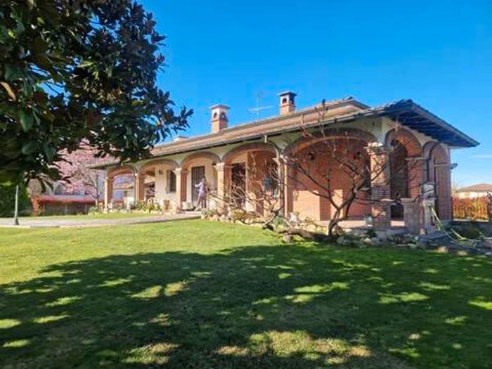 Casa con 6 locali in vendita in Emilia No Number, Centro, Casteggio