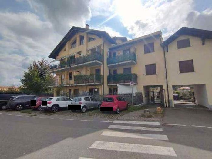 Appartamento con 6 locali in vendita in Via Damiano Chiesa, Centro, Marnate