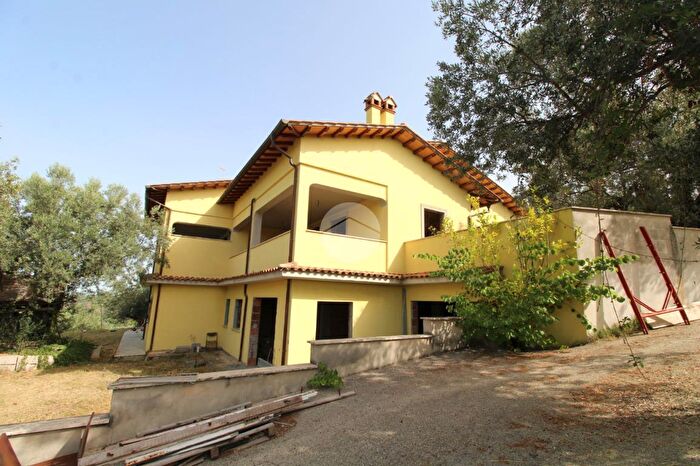 Casa trilocale in vendita in Località S Pietro, Fara In Sabina