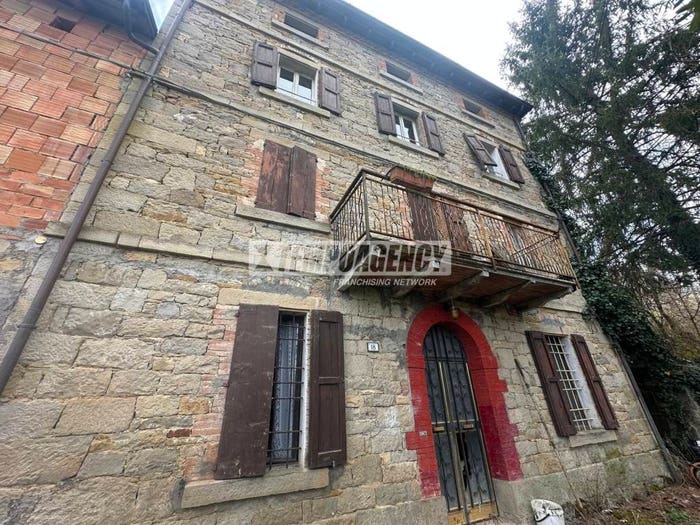Casa con 6 locali in vendita in Via Castel Brandola, Polinago
