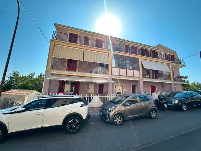 Appartamento trilocale in vendita in Via vallena, San Lucido