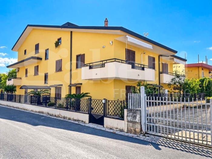 Appartamento con 5 locali in vendita in Via Enrico Fermi, Vitulazio