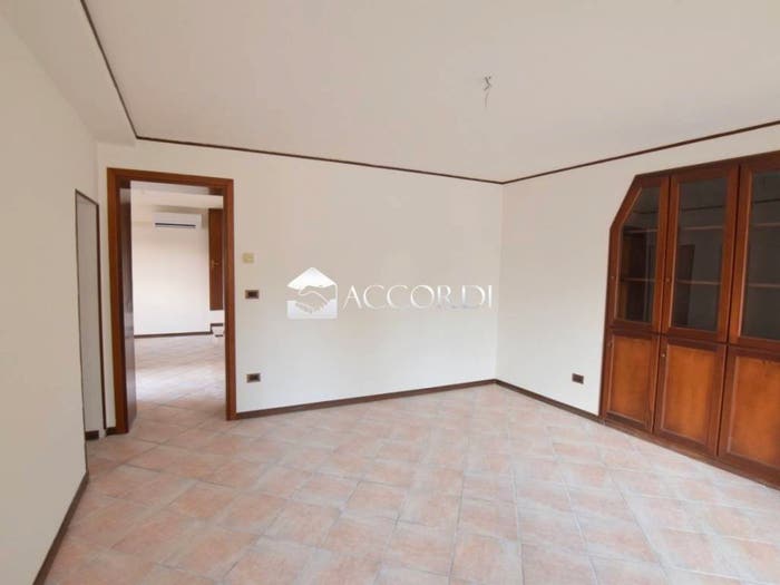 Casa quadrilocale in vendita in Via Schiavonesca, Centro, Giavera del Montello