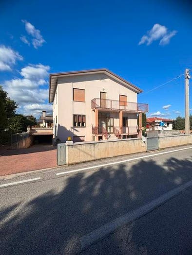 Casa con 6 locali in vendita in Via San Pio X, Centro, Rosà