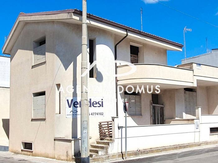 Casa con 6 locali in vendita in via Alcide De Gasperi, Melissano