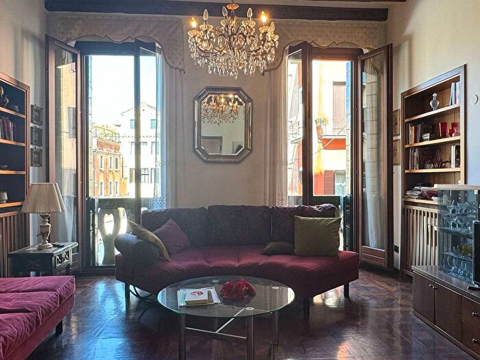 Appartamento trilocale in vendita in San Polo, Venezia