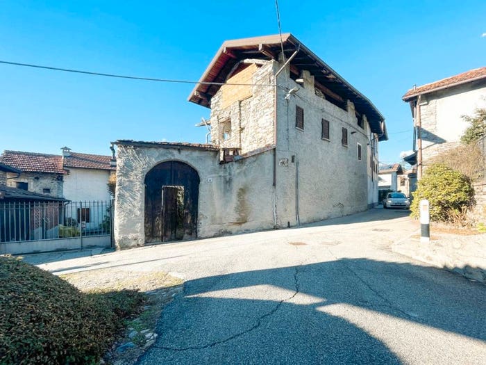 Casa quadrilocale in vendita in via castello, Vezzo, Gignese