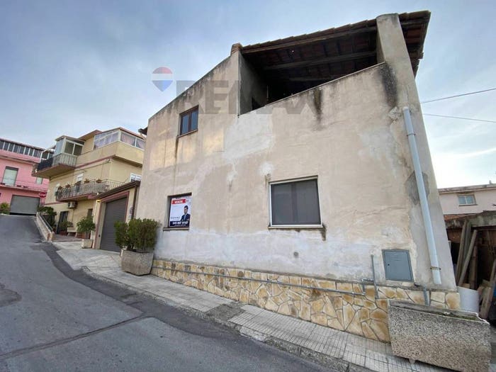 Casa trilocale in vendita in Via Calderone Notaio, Centro, Pace del Mela