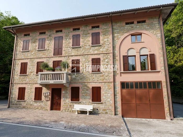 Casa con 6 locali in vendita in Strada Statale, Vezzano sul Crostolo