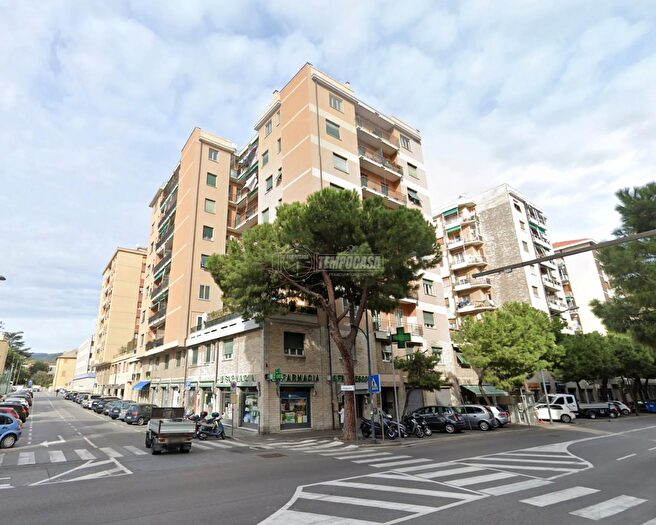Appartamento trilocale in vendita in Corso Tardy E Benech, Savona