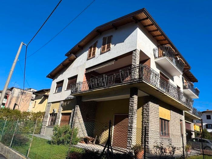 Appartamento quadrilocale in vendita in A Locatelli, Leffe