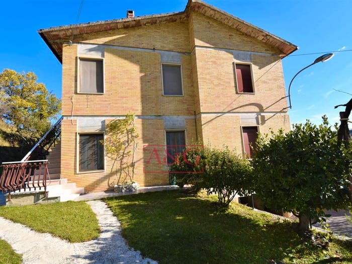 Appartamento con 6 locali in vendita in Loc Ferrà, Montemonaco