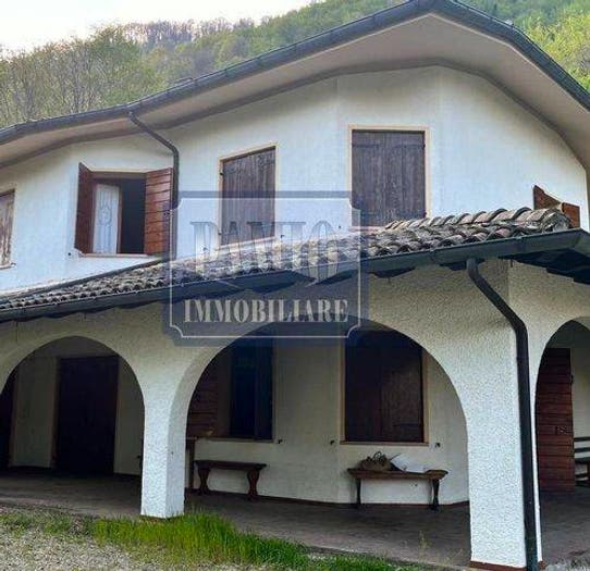 Casa con 6 locali in vendita in Follina