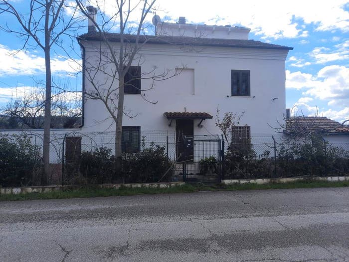 Casa con 6 locali in vendita in Macerata