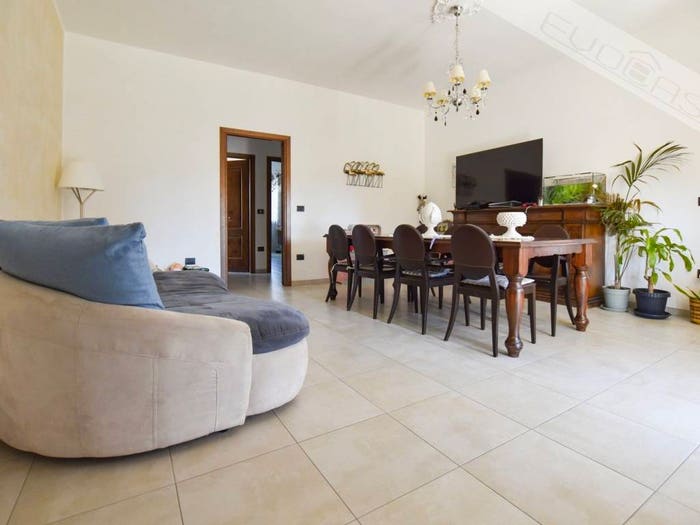 Appartamento quadrilocale in vendita in Via delle Scuole, Piscina