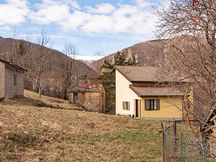 Casa con 6 locali in vendita in Frassinoro
