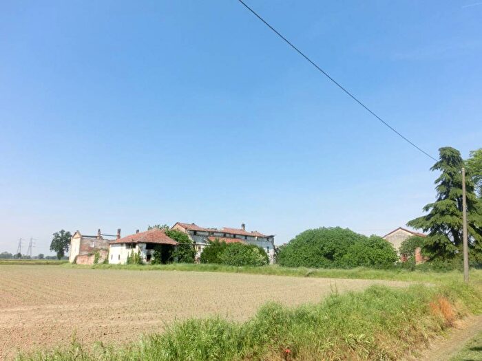 Casa con 6 locali in vendita in piave snc, Vittadone, Casalpusterlengo
