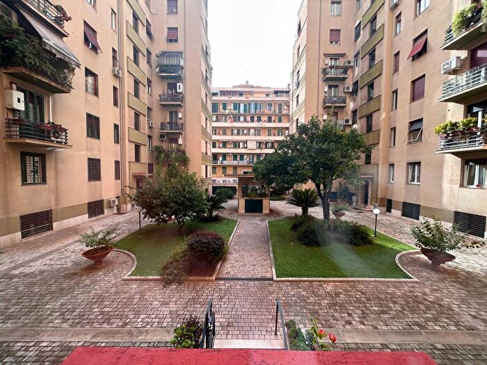 Appartamento quadrilocale in vendita in Via Paolo Paruta, Appio Latino, Roma