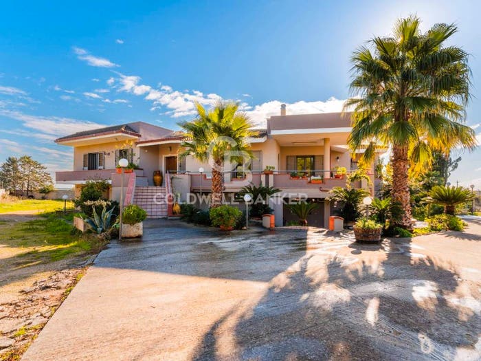 Casa con 6 locali in vendita in Via Ippolito Nievo, Avetrana