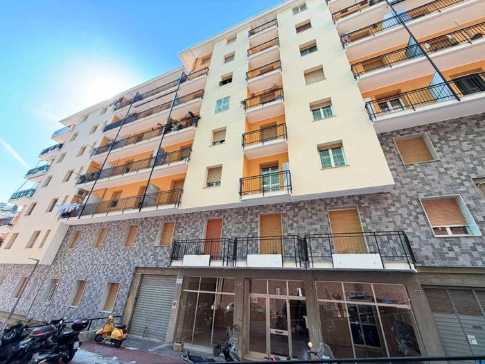 Appartamento trilocale in vendita in Via Napoli, Oregina, Genova
