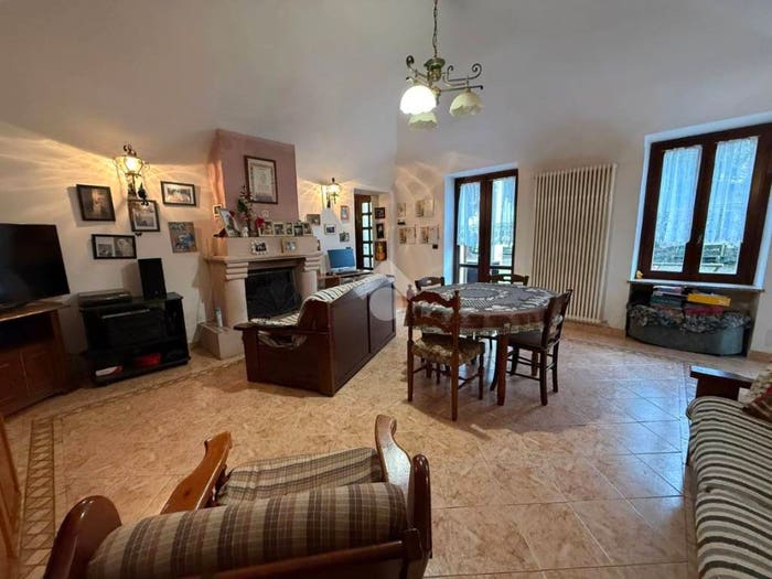 Casa con 6 locali in vendita in Via Sant'Anna, Centro, Balangero