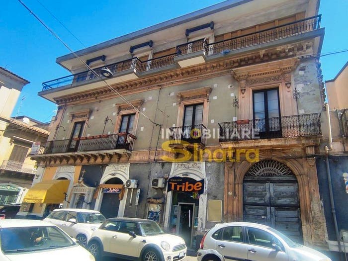 Appartamento con 6 locali in vendita in Via Strano, Paternò