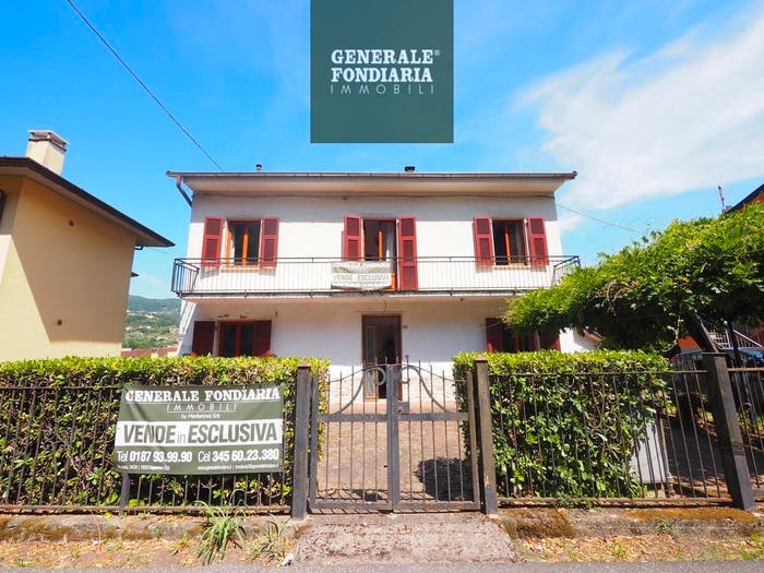 Casa con 6 locali in vendita in Via Aldo Moro, Piana Battolla, Follo